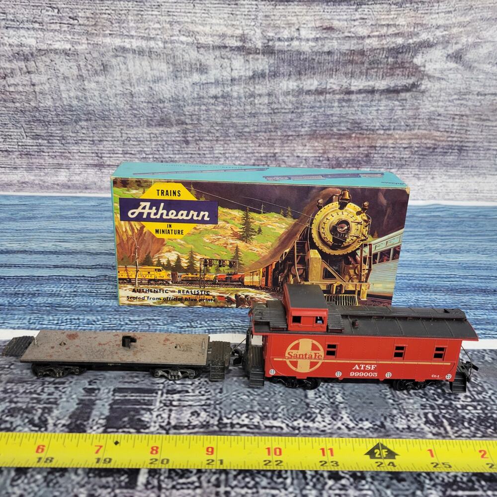 Vintage Athearn H.O scale ATSF Santa Fe caboose and extra frame red/black